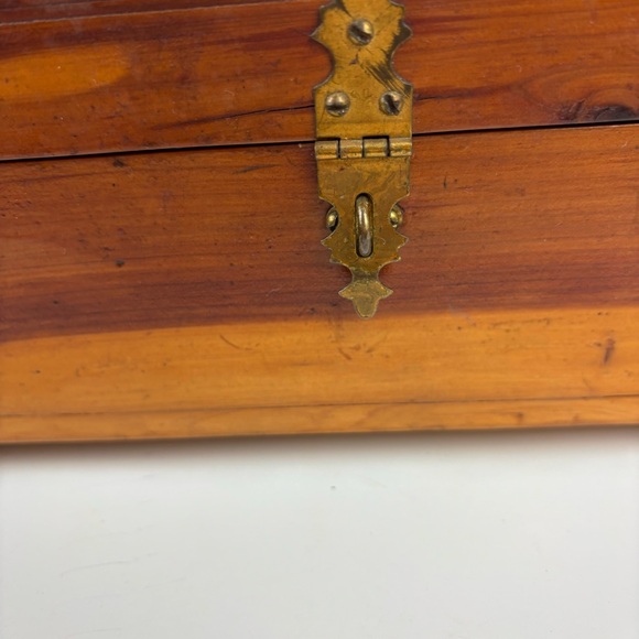 Vintage miniature cedar wood chest/hope chest/jewelry box-EUC - Picture 15 of 15